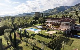Accogliente alloggio con vista e piscina